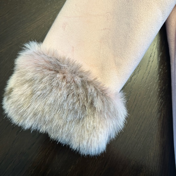 Rothschild Pink Girls Coat. Size M 5/6. Faux Fur-Lined Collar and Sleeve Cuff. - Picture 4 of 4